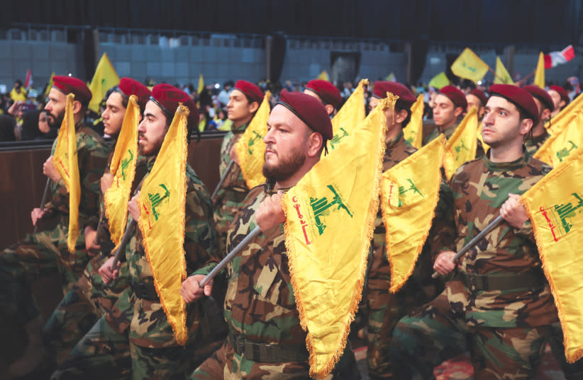 MIEMBROS DE HEZBOLLAH sostienen banderas durante una manifestación con motivo del Día Anual de los Mártires de Hizbolá, en los suburbios del sur de Beirut, el mes pasado.