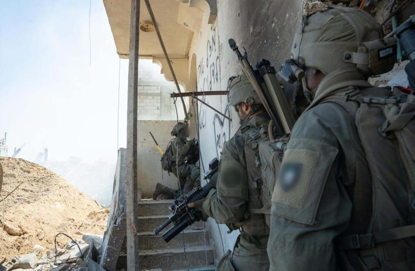 Soldados das FDI operam na Faixa de Gaza em 8 de abril de 2024. (crédito: UNIDADE DE PORTA-Voz da IDF)