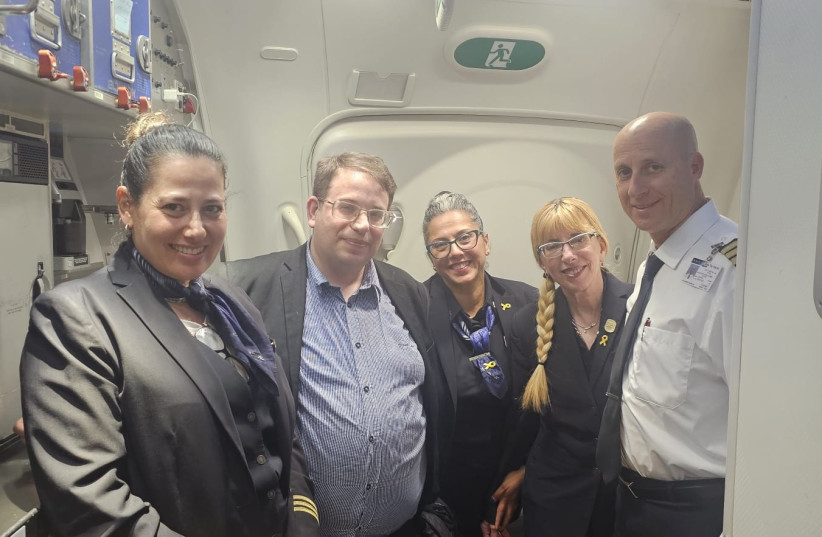 Josh Aronson se reúne con la tripulación de un avión de El Al, 9 de abril de 2024. (crédito: EL AL)