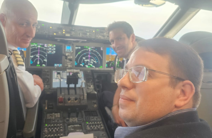 Josh Aronson visitando a los pilotos de El Al en la cabina, 9 de abril de 2024. (crédito: EL AL)