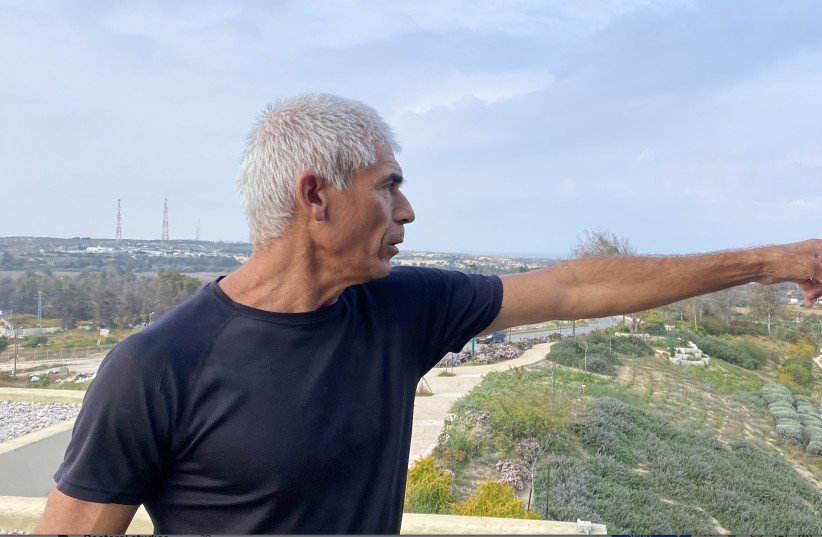  Eli Wortman, un miembro del kibutz Zikim, señala dónde los terroristas de Hamas intentaron atacar el kibutz el 7 de octubre. (crédito: SETH J. FRANTZMAN)