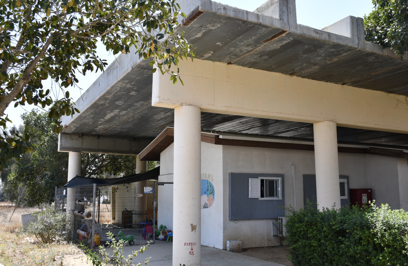  Una losa de concreto protege un área comunitaria en el Kibbutz Sufa. (crédito: SETH J. FRANTZMAN)