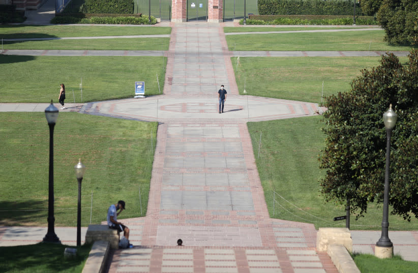  La gente camina en el campus de la Universidad de California en Los Ángeles (UCLA) antes del inicio del semestre, durante el brote de la enfermedad por coronavirus (COVID-19), en Los Ángeles, California, EE.UU., 28 de septiembre de 2020. (credit: Lucy Nicholson/Reuters)