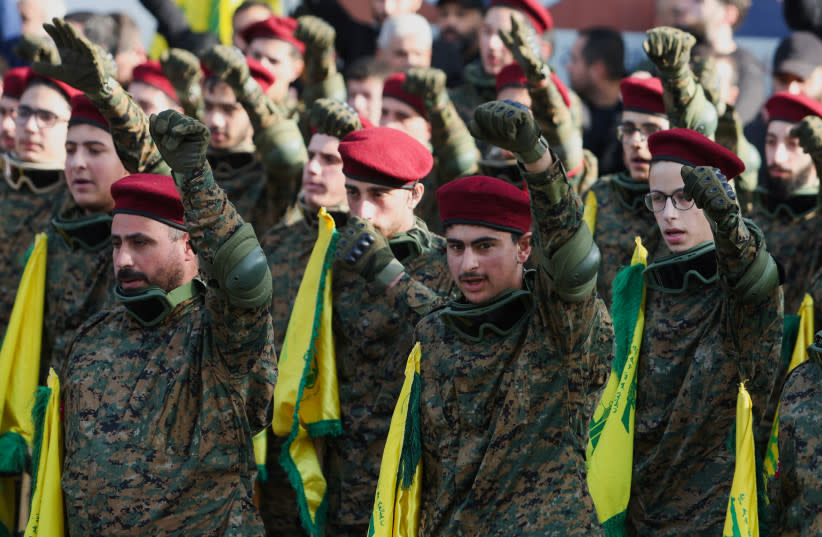 Miembros de Hezbolá asisten al funeral de Wissam Tawil, comandante de las fuerzas de élite Radwan de Hezbolá que, según fuentes de seguridad libanesas, murió durante un ataque israelí contra el sur del Líbano, en Khirbet Silem, Líbano, 9 de enero de 2024.