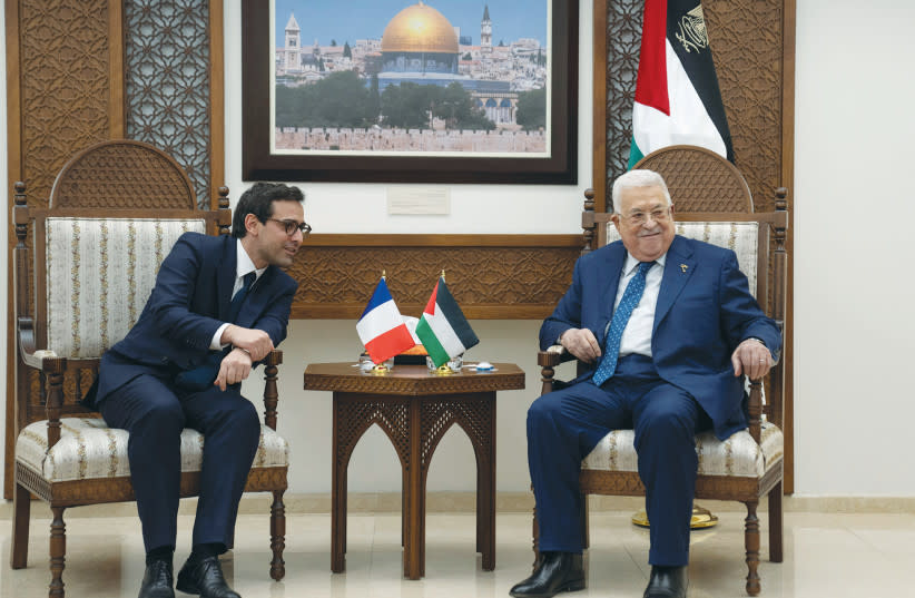  El jefe de la AP, Mahmoud Abbas, se reúne con el ministro francés de Asuntos Exteriores, Stephane Sejourne, en Ramala, esta semana. El mes pasado, Abbas celebró el 19º aniversario de su mandato de cuatro años, señala el escritor. (credit: NASSER NASSER/REUTERS)