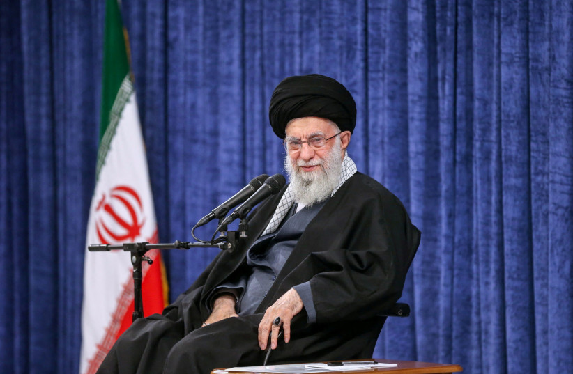 El Líder Supremo de Irán, Ayatolá Ali Jamenei, observa durante una reunión en Teherán, Irán, 3 de abril de 2024.  (Crédito:Office of the Iranian Supreme Leader/WANA (West Asia News Agency)/Handout via REUTERS)