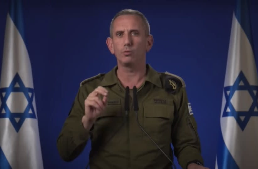   El portavoz de las IDF, el R.-Adm. Daniel Hagari, pronuncia un discurso público el domingo por la noche. 24 de marzo de 2024. (credit: SCREENSHOT/IDF SPOKESPERSON'S UNIT)