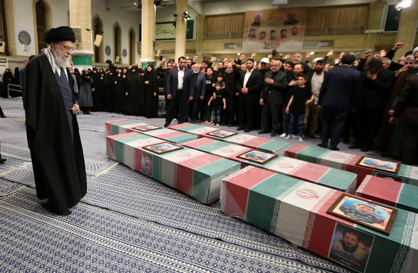  El líder supremo de Irán, el ayatolá Ali Jamenei, observa los ataúdes de los miembros del Cuerpo de la Guardia Revolucionaria Islámica que murieron en el ataque aéreo israelí contra el complejo de la embajada iraní en Damasco, capital de Siria, durante una ceremonia fúnebre en Teherán, Irán, el 4 d (credit: Office of the Iranian Supreme Leader/WANA/Handout via Reuters)