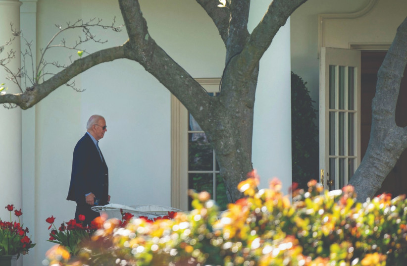 El PRESIDENTE DE LOS ESTADOS UNIDOS, Joe Biden, camina hacia la Oficina Oval después de regresar a la Casa Blanca, desde su casa en Delaware, el sábado para consultar con su equipo de seguridad nacional cuando Irán anunció que había lanzado un ataque contra Israel. (crédito: Bonnie Cash/Reuters)