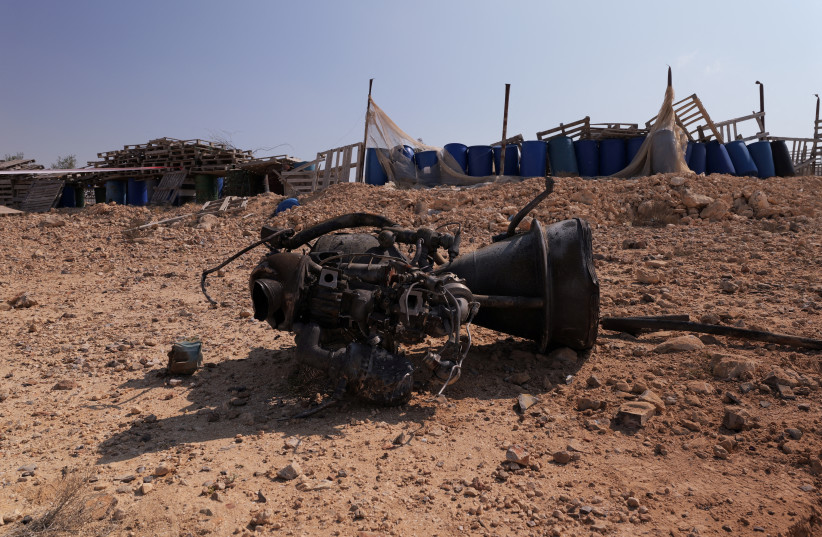  Los restos de un propulsor de cohete que, según las autoridades israelíes, hirió gravemente a una niña de 7 años, después de que Irán lanzara drones y misiles hacia Israel, cerca de Arad, Israel, 14 de abril de 2024. (crédito: REUTERS/CHRISTOPHE VAN DER PERRE)