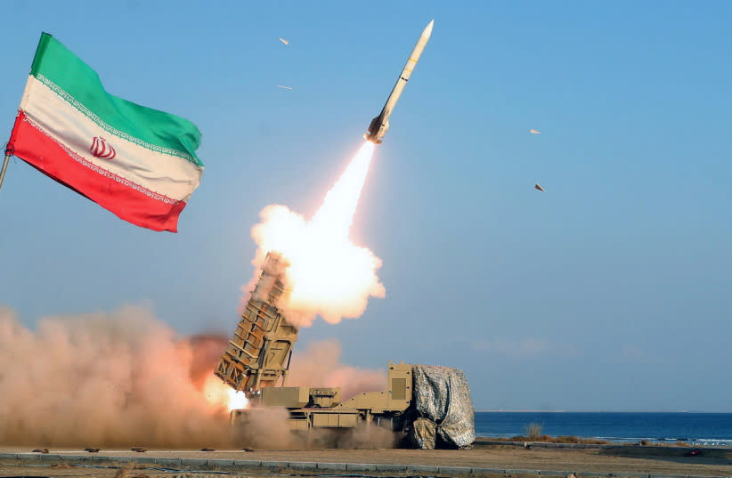  Lanzamiento de un misil durante un simulacro anual en la zona costera del Golfo de Omán y cerca del Estrecho de Ormuz (Irán). (credit: REUTERS)