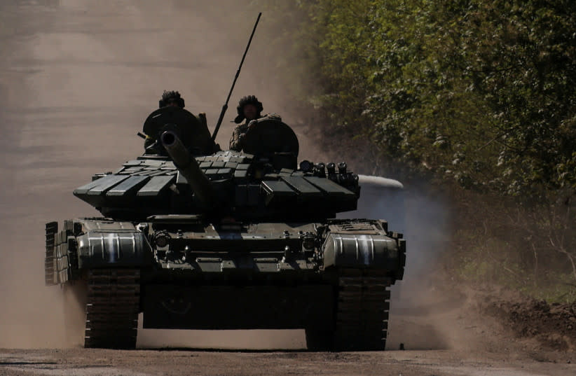  Militares ucranianos montan encima de un tanque en una carretera hacia la ciudad de Bakhmut, en la línea del frente, en medio del ataque de Rusia contra Ucrania, en la región de Donetsk, Ucrania, el 12 de mayo de 2023. (credit: REUTERS/Sofiia Gatilova/File Photo)