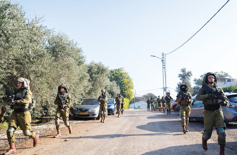  La Unidad 769 de las FDI y miembros de la Unidad Devorah se entrenan en la frontera libanesa. (credit: IDF SPOKESMAN’S UNIT)
