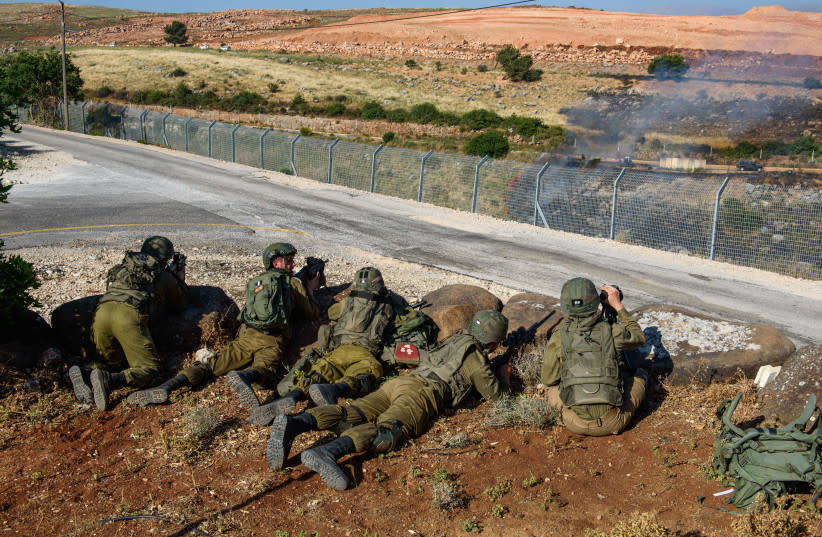  Soldados israelíes vigilan en Metula, en la frontera entre Israel y Líbano, norte de Israel, el 14 de mayo de 2021, después de que manifestantes libaneses cruzaran la valla fronteriza israelí. (credit: BASEL AWIDAT/FLASH90)