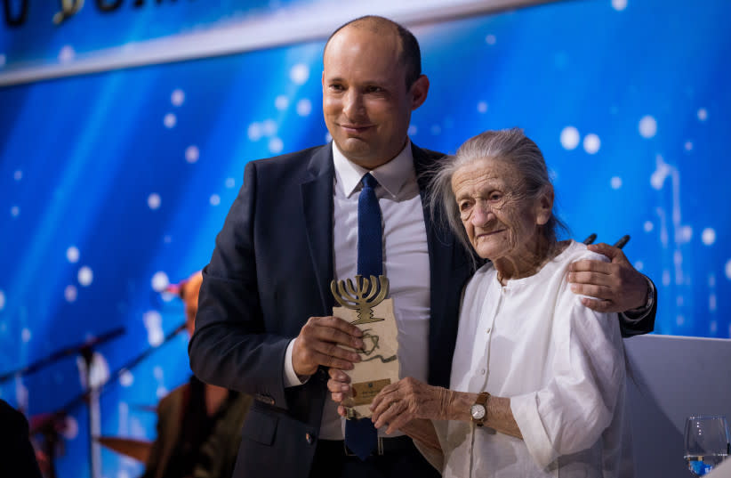  Naftali Bennett con la ganadora del Premio Israelí Naomi Polani en la ceremonia del Premio Israel en Jerusalén, el 71º Día de la Independencia de Israel, el 9 de mayo de 2019. (credit: YONATAN SINDEL/FLASH90)