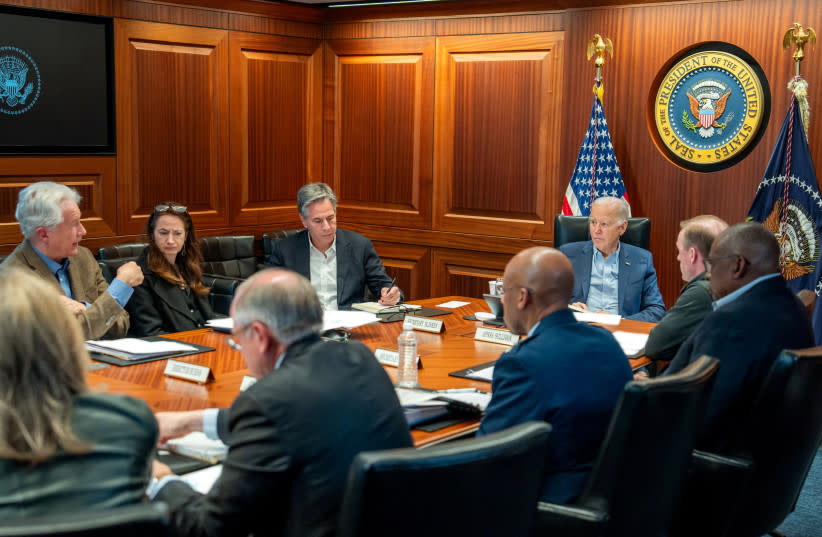  El presidente de los Estados Unidos, Joe Biden, se reúne con miembros de su equipo de seguridad nacional, como se ve en este folleto de la Casa Blanca, imagen tomada en la Sala de Situación de la Casa Blanca, en Washington, Estados Unidos, el 13 de abril de 2024. (credit: The White House/Handout via REUTERS)