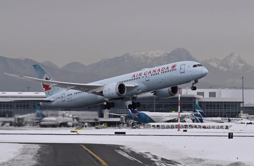 Un avión de Air Canada despega después de una tormenta de nieve en el Aeropuerto Internacional de Vancouver en Richmond, Columbia Británica, Canadá, el 22 de diciembre de 2022. (credit: REUTERS/JENNIFER GAUTHIER)