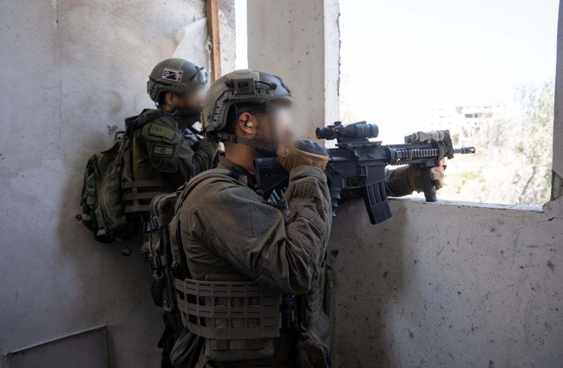 Soldados das FDI operam no centro da Faixa de Gaza, 17 de abril de 2024 (crédito: UNIDADE DE PORTA-Voz das FDI)