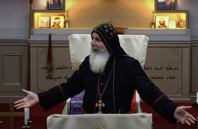  El obispo Mar Mari Emmanuel gesticula durante un sermón, en esta captura de pantalla de un vídeo en YouTube (credit: SCREENSHOT / https://tinyurl.com/4vhn64k6)