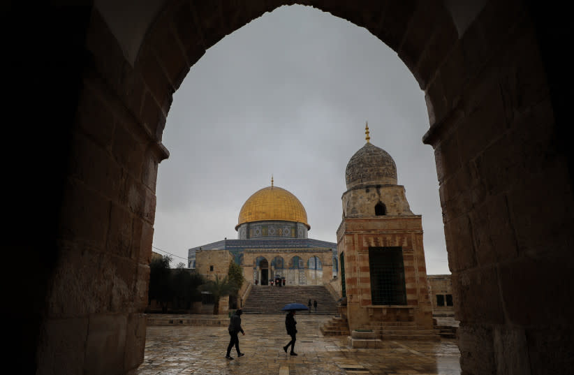  Palestinos en el recinto de la mezquita de Al Aqsa, en la Ciudad Vieja de Jerusalén, durante un tormentoso día de invierno, el 7 de febrero de 2023. (credit: JAMAL AWAD/FLASH90)