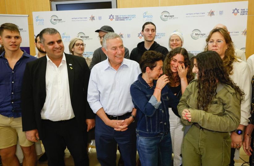   Lone soldiers and their families reunite alongside Minister of Aliyah and Integration Ofir Sofer, Chairman of The Jewish Agency Maj. Gen. (res.) Doron Almog and Jewish Agency CEO Amira Ahronoviz (credit: OLIVIER FITOUSSI)