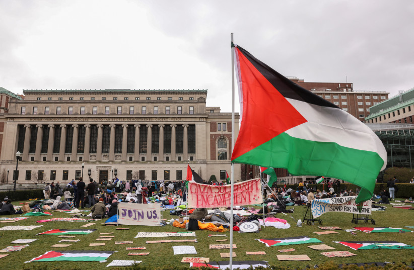 Manifestantes se sientan en un campamento mientras protestan en solidaridad con los organizadores pro-palestinos en el campus de la Universidad de Columbia, en medio del conflicto en curso entre Israel y Hamas, en la Ciudad de Nueva York, EE. UU. 19 de abril de 2024. (crédito: CAITLIN OCHS/REUTERS)