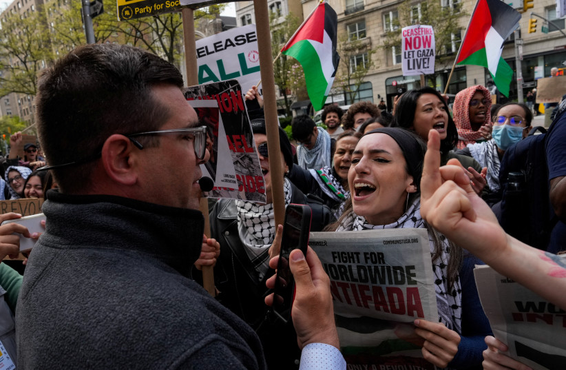  Un contraprotestante habla en un micrófono mientras la gente se reúne fuera de la Universidad de Columbia para exigir un alto el fuego y el fin de los ataques israelíes en Gaza, durante el conflicto en curso entre Israel y el grupo islamista palestino Hamas, durante una protesta en Nueva York, EE. UU., 20 de abril de 2024. (crédito: Reuters/Adam Gray)