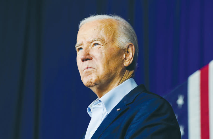  El PRESIDENTE DE EE.UU. Joe Biden observa durante un acto de campaña presidencial en Scranton, Pensilvania, esta semana. Señor Presidente, creo que usted lleva dentro un profundo compromiso emocional y espiritual con el pueblo judío y el Estado de Israel'', dice el escritor. (credit: Elizabeth Frantz/Reuters)