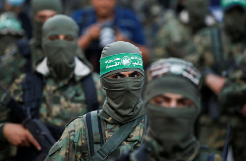  Militantes palestinos de Hamás participan en una manifestación contra Israel en la ciudad de Gaza el 22 de mayo de 2021. (credit: REUTERS/MOHAMMED SALEM)