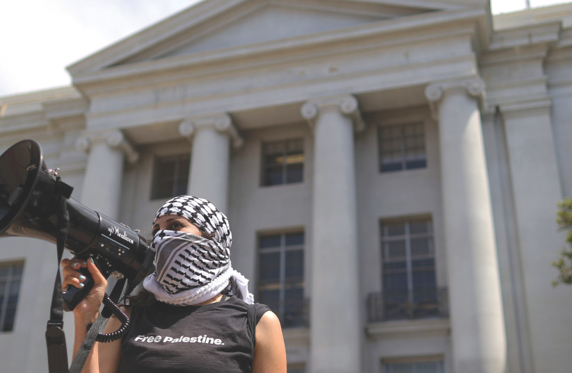 Un manifestante PRO-PALESTINO usa un megáfono durante una manifestación en el campus de UC Berkeley el lunes. (Crédito: JUSTIN SULLIVAN/GETTY IMAGES)