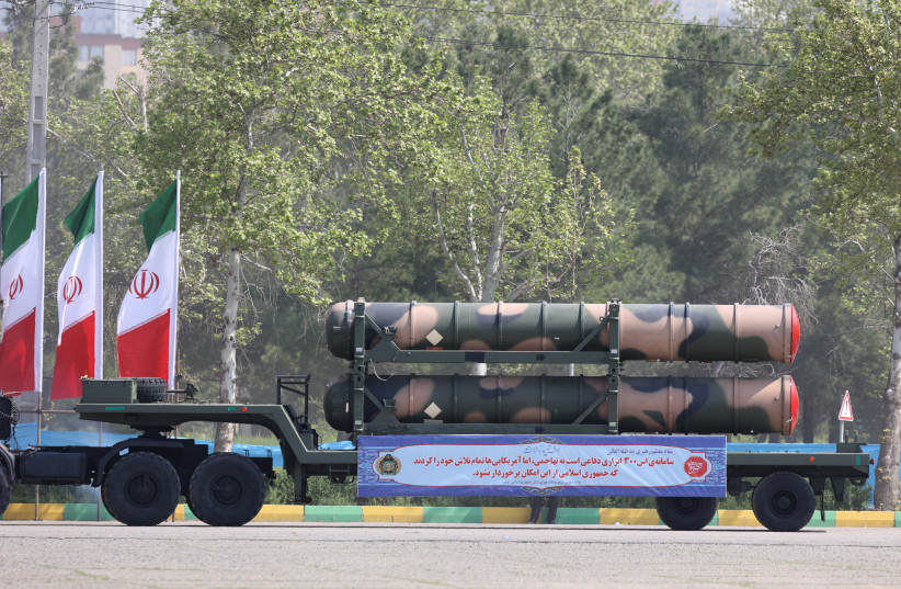  El sistema de misiles S-300 se ve durante la ceremonia del desfile del Día del Ejército Nacional en Teherán, Irán, el 17 de abril de 2024. (crédito: Majid Asgaripour/WANA vía Reuters)