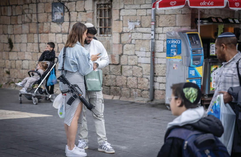  Compradores en el mercado Mahane Yehuda de Jerusalén. (credit: CHAIM GOLDBEG/FLASH90)