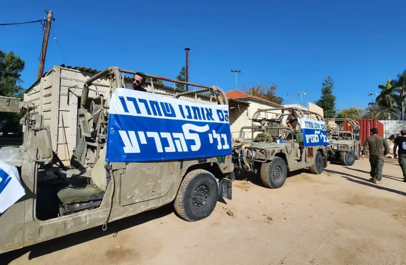  Carteles en los vehículos de las FDI de los reservistas que abandonan Gaza (credit: Bereishit headquarters)