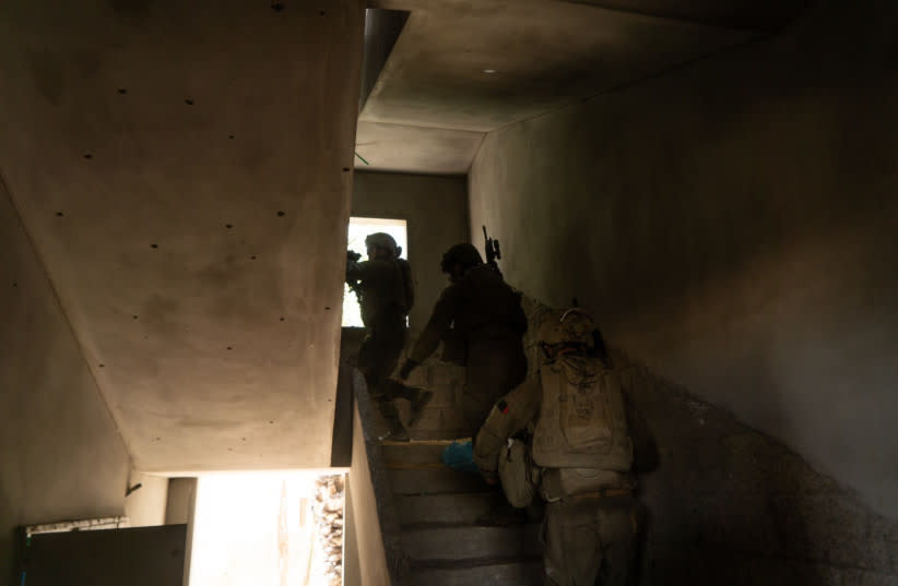  La Brigada Nahal operando en el centro de Gaza, 25 de abril de 2024. (credit: IDF SPOKESMAN’S UNIT)