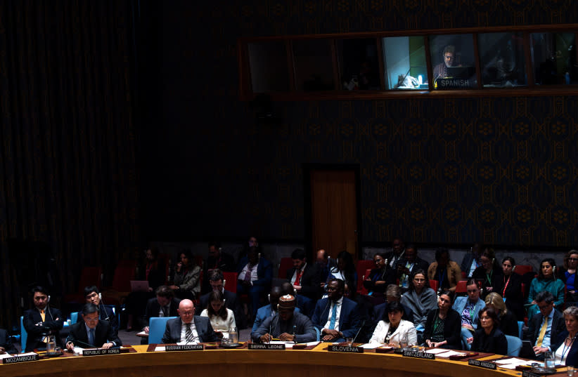  Un intérprete trabaja mientras los miembros del Consejo de Seguridad de las Naciones Unidas celebran una reunión para abordar la situación en Oriente Medio, incluida la cuestión palestina, en la sede de la ONU en Nueva York, Estados Unidos, el 18 de abril de 2024. (credit: REUTERS/EDUARDO MUNOZ)
