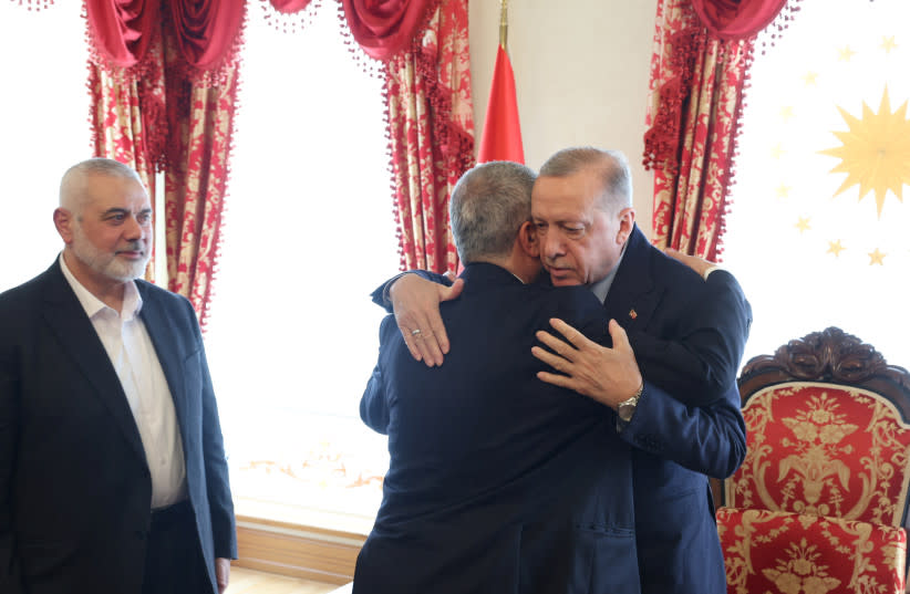  El presidente de Turquía, Tayyip Erdogan, recibe al alto cargo de Hamás, Jaled Meshaal, mientras Ismail Haniyeh, líder del grupo islamista palestino Hamás, observa durante una reunión en Estambul, Turquía, 20 de abril de 2024. (credit: TURKISH PRESIDENTIAL PRESS OFFICE/VIA REUTERS)
