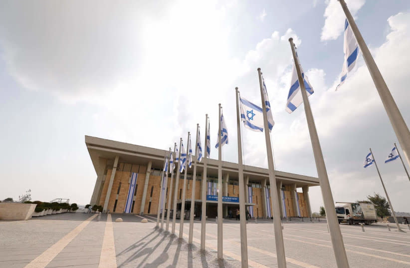  El edificio de la Knesset, sede del poder legislativo de Israel, en Jerusalén, el 14 de noviembre de 2022 (Ilustrativo). (credit: MARC ISRAEL SELLEM/THE JERUSALEM POST)