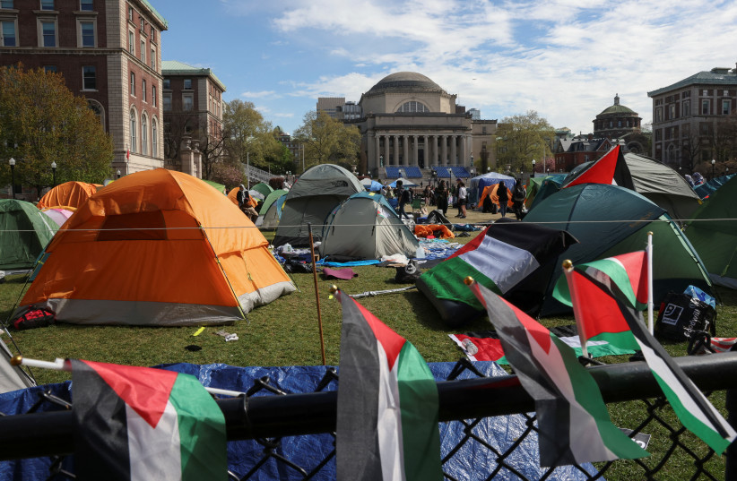  ESTUDIANTES MANTIENEN un campamento de protesta en apoyo a los palestinos en el campus de la Universidad de Columbia, en Nueva York, esta semana.  (Crédito: CAITLIN OCHS/REUTERS)
