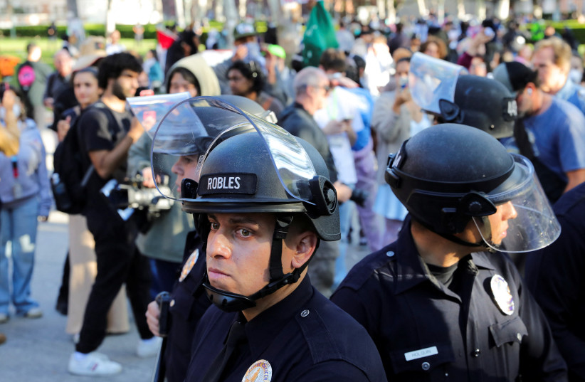  LAPD surrounds students protesting in support of Palestinians at an encampment at the University of Southern California’s Alumni Park, as the conflict between Israel and Hamas continues, in Los Angeles, California, US, April 24, 2024. (credit: REUTERS/ZAYDEE SANCHEZ)