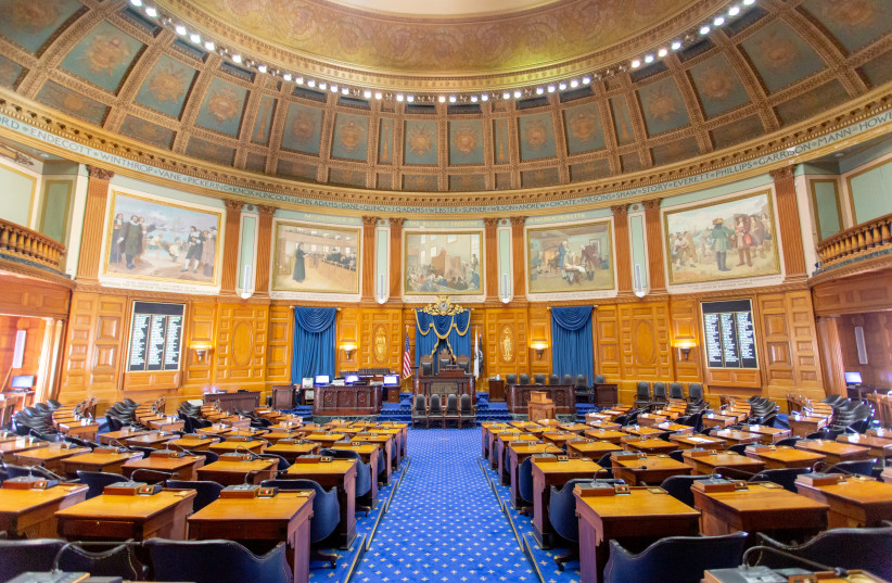  Massachusetts House of Representatives (credit: Lëa-Kim Châteauneuf, Creative Commons https://creativecommons.org/licenses/by-sa/4.0/deed.en)