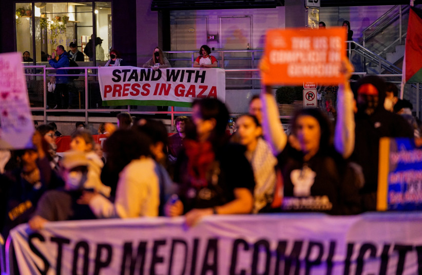  People demonstrate in support of Palestinians in Gaza, during a protest near the annual White House Correspondents’ Association (WHCA) Dinner in Washington, U.S., April 27, 2024.  (credit: REUTERS/Nathan Howard)
