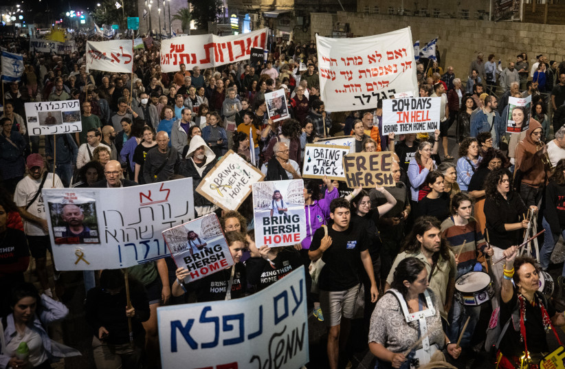 Διαδηλωτές διαμαρτύρονται για την απελευθέρωση των Ισραηλινών ομήρων που κρατούνταν όμηροι από τρομοκράτες της Χαμάς στη Λωρίδα της Γάζας, στην Ιερουσαλήμ. 27 Απριλίου 2024. (πίστωση: Chaim Goldberg/Flash90)