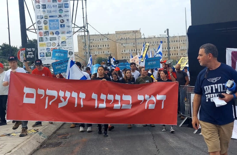  Manifestantes marchan hacia la oficina del Gran Rabino sefardí Yitzhak Yosef. 2 de abril de 2024 (credit: Ronit Ben David)