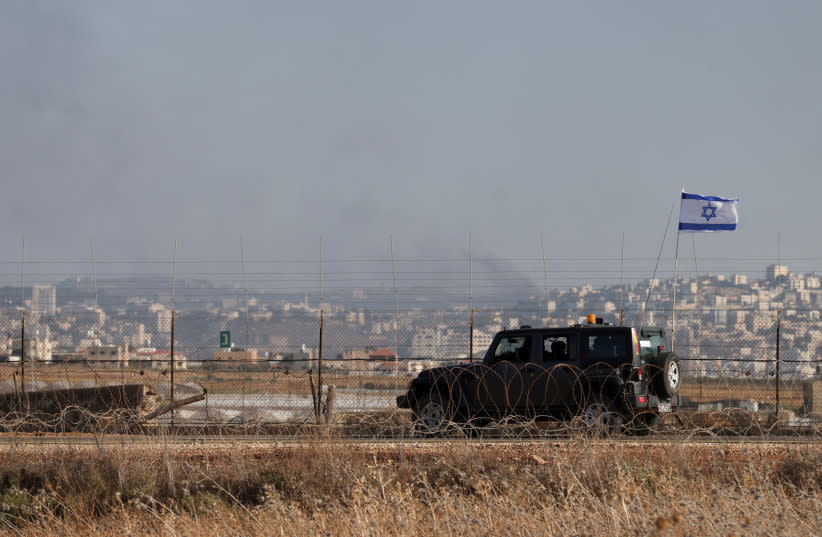  Un jeep militar israelí patrulla la frontera entre Israel y Cisjordania mientras sale humo del lado de Israel durante una incursión en el campo de refugiados de Yenín, en Cisjordania, puesto de control de Salem 3 de julio de 2023. (credit: REUTERS/Ronen Zvulun)