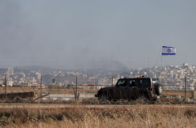 Un jeep militar israelí patrulla la frontera entre Israel y Cisjordania mientras sale humo del lado de Israel durante una incursión en el campo de refugiados de Yenín, en Cisjordania, puesto de control de Salem 3 de julio de 2023.