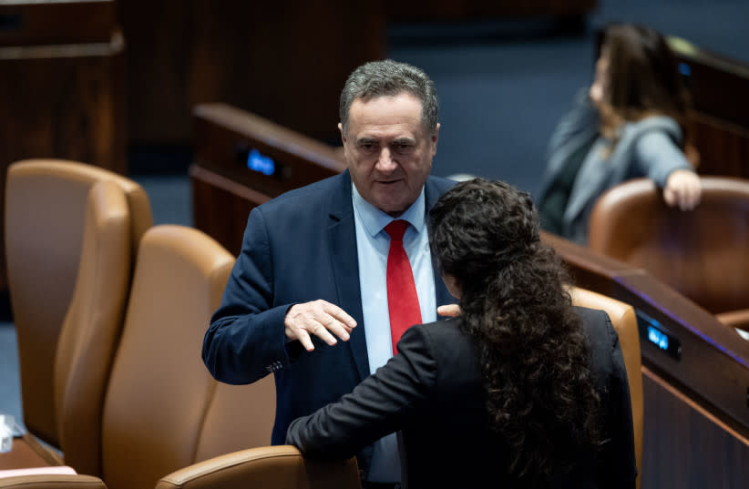  El ministro de Asuntos Exteriores Israel Katz en un debate y una votación sobre la expulsión de MK Ofer Cassif en la sala de asambleas de la Knesset, el parlamento israelí en Jerusalén, 19 de febrero de 2024. (credit: YONATAN SINDEL/FLASH90)