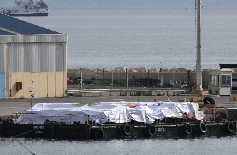 Carga de ayuda humanitaria para Gaza en una plataforma del puerto de Larnaca, Chipre, 10 de marzo de 2024.