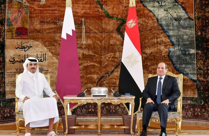  El presidente de Egipto, Abdel Fattah El-Sisi, se reúne con el emir de Qatar, el jeque Tamim bin Hamad Al Thani, en el palacio presidencial de Ittihadiya en El Cairo, Egipto, 10 de noviembre de 2023. (credit: THE EGYPTIAN PRESIDENCY/HANDOUT VIA REUTERS)