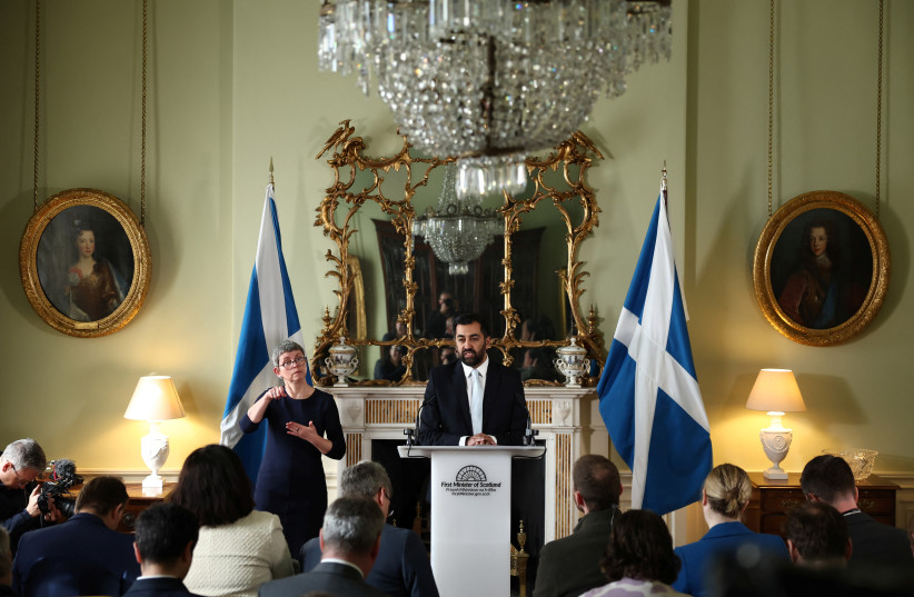  Primer Ministro escocés, Humza Yousaf, ofrece una rueda de prensa mientras anuncia que el Partido Nacional Escocés (SNP) se retirará del Acuerdo de Bute House, en Bute House, Edimburgo, Escocia, 25 de abril de 2024. (crédito: VIA REUTERS)