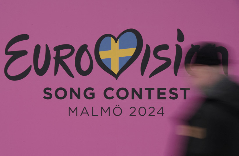  Una persona camina junto a un cartel del Festival de Eurovisión 2024 en Malmo, Suecia, 17 de abril de 2024. (crédito: TOM LITTLE/REUTERS)